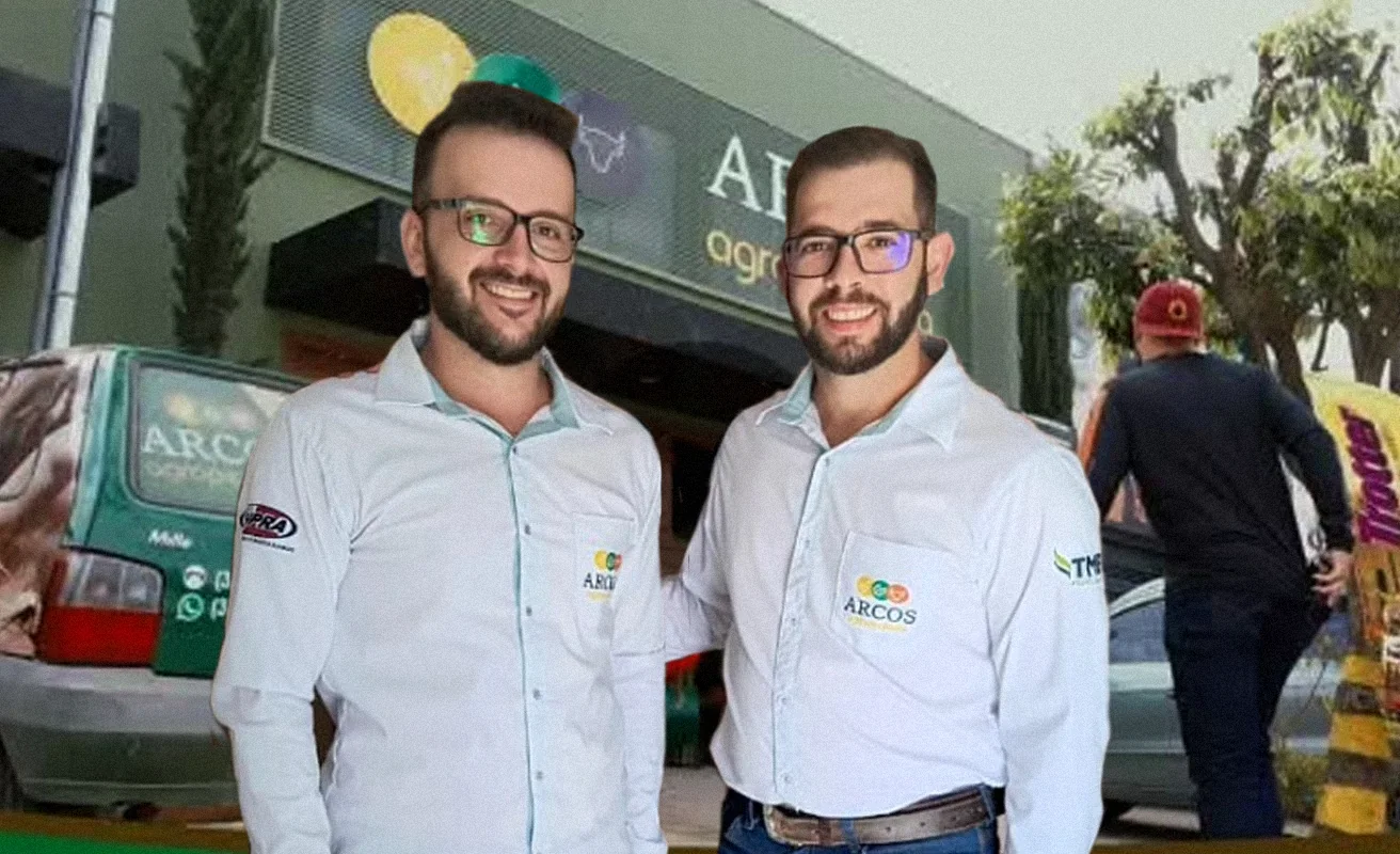 Clientes da Arcos Agro em frente à empresa