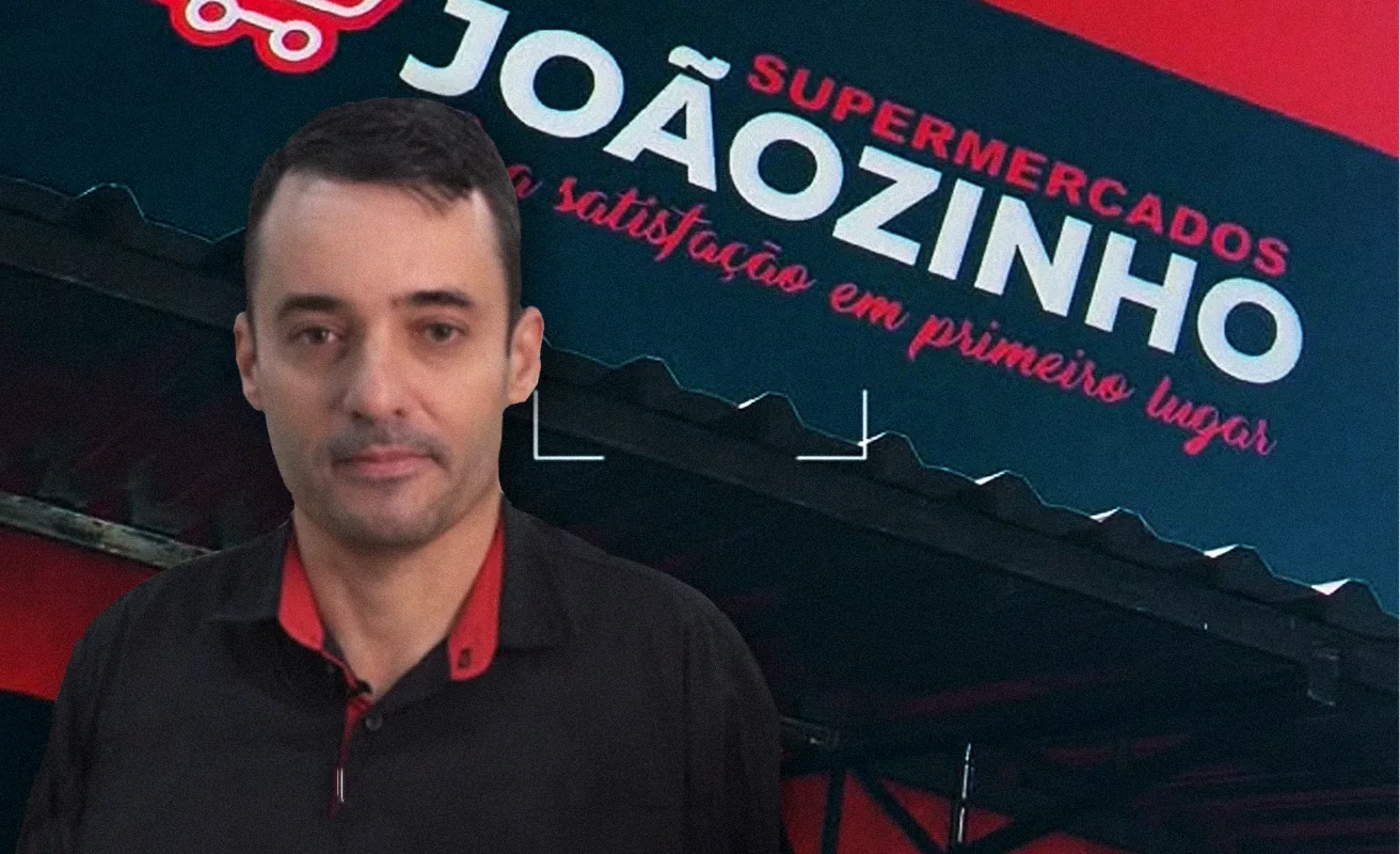 Cliente do Supermercado do Joãozinho em frente à empresa